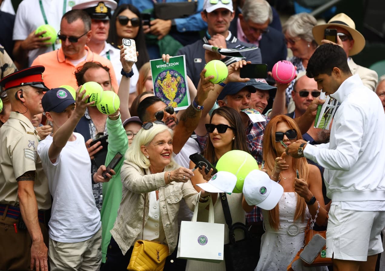 تجاوز كارلوس ألكاراز اختبارا مبكرا في مشوار الدفاع عن لقبه اليوم. رويترز