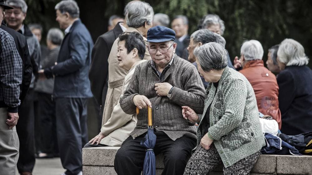 People sit and chat at Fuxing Park in Shanghai, China, on Sunday, April 10, 2016. China's economy stabilized last quarter and gathered pace in March as a surge in new credit helped the property sector rebound while raising fresh question marks over the sustainability of the debt-fueled expansion. Photographer: Qilai Shen/Bloomberg