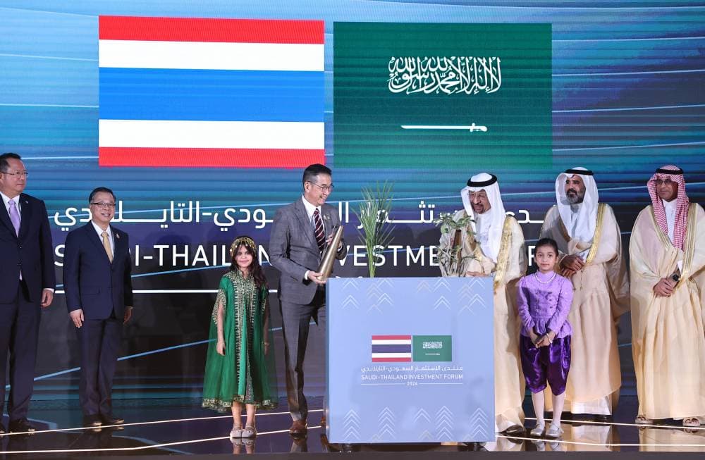 خالد الفالح وماريس سانجيامبونسا خلال توقيع الاتفاقيات. تصوير سعد العنزي "الاقتصادية"