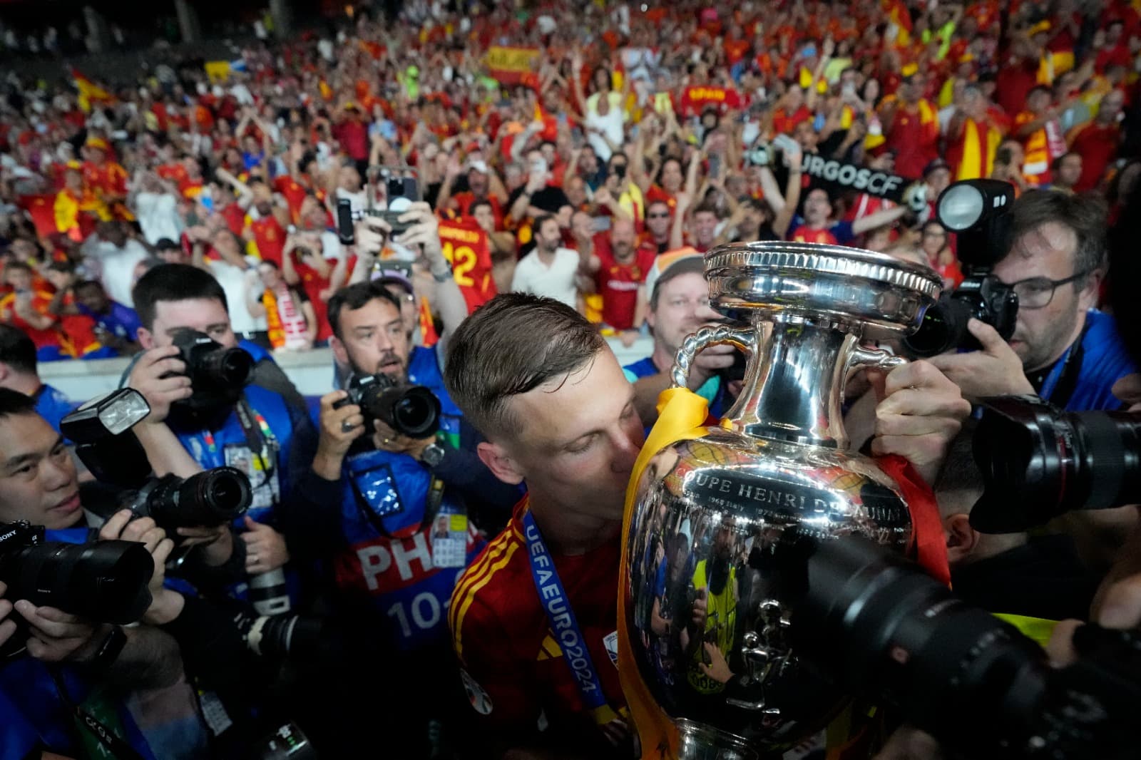 يحتفل الإسباني داني أولمو بالكأس بعد فوزه بالمباراة النهائية. أ ب