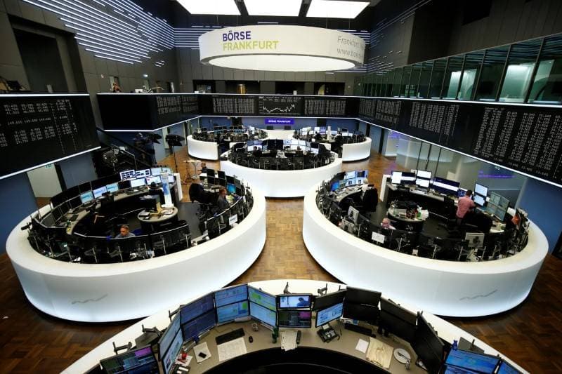 متعاملون أثناء التداول في بورصة فرانكفورت اليوم السادس من أبريل 2018. تصوير: رالف اورلوفسكي - رويترز.