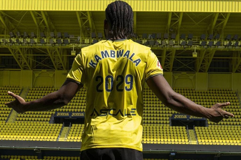 كامبوالا ينتقل من مانشستر يونايتد إلى فياريال الإسباني.