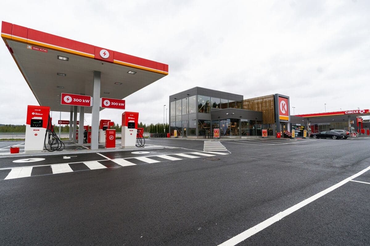 شركة سيركل تعمل في 31 دولة وتدير وتشغل 13 ألف محطة للوقود. 