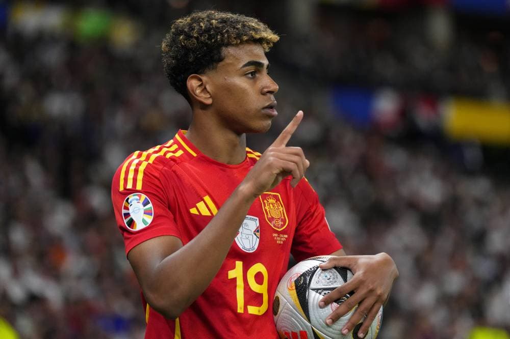 لامين لامال نجم منتخب إسبانيا خلال لقاء إنجلترا في نهائي كأس أمم أوروبا. (أ ب)