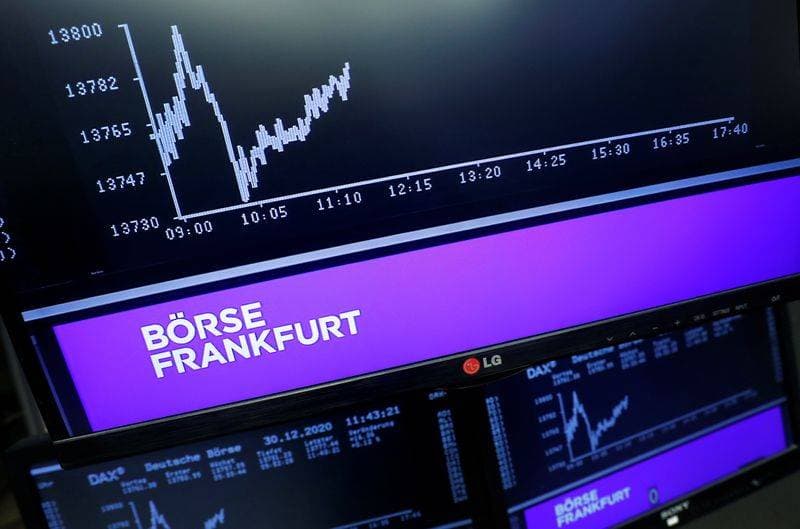 شاشات تعرض مؤشر داكس الألماني في بورصة فرانكفورت "رويترز"