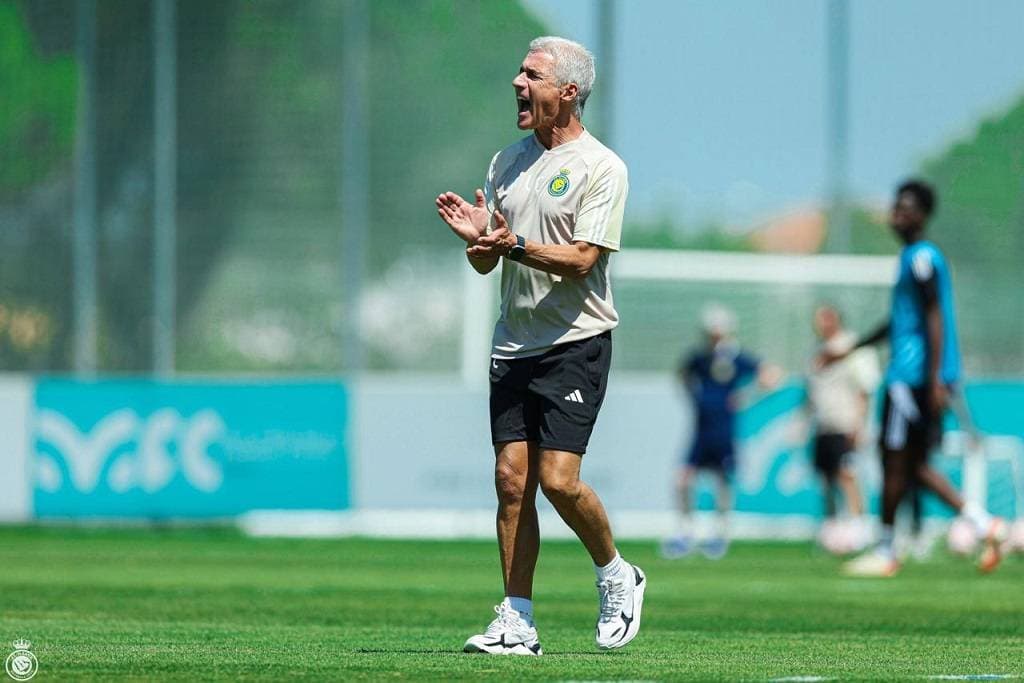 المدرب البرتغالي لويس كاسترو خلال تدريب النصر في إسبانيا. «مركز النصر الإعلامي»
