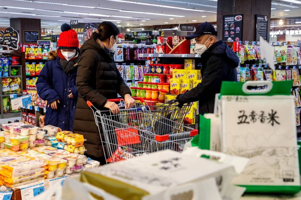 تحاول بكين تعزيز النمو الاقتصادي من خلال دفع الاستهلاك المحلي. «الفرنسية»