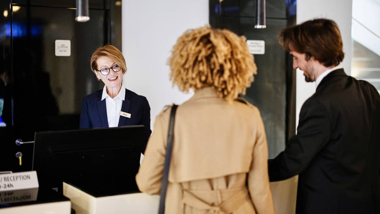 59 % من النساء العاملات حول العالم عملن في قطاع الخدمات في 2021، ارتفاعا من 44% في 2000. "جيتي"