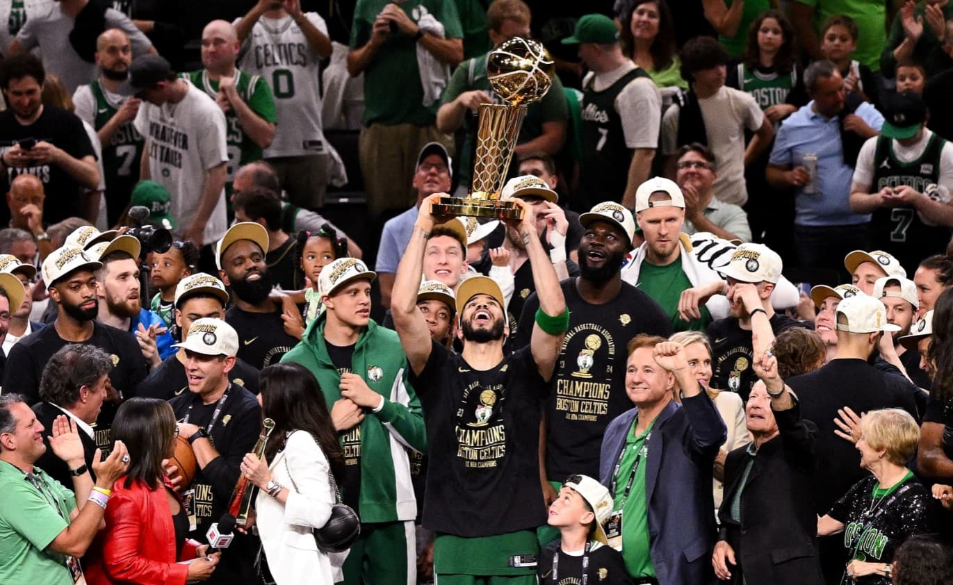 جايسون تايتوم يرفع كأس بطولة لاري أوبراين بعد الفوزعلى دالاس مافريكس. رويترز