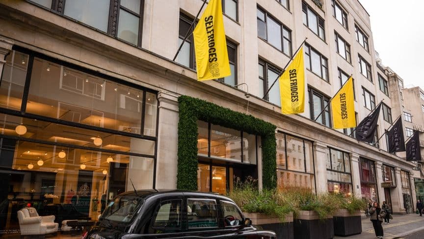 يمتلك صندوق الاستثمارات السعودي حصة 10% في "سيلفريدجز"، وعرض شراء حصة 40% أخرى. المصدر: بلومبرغ