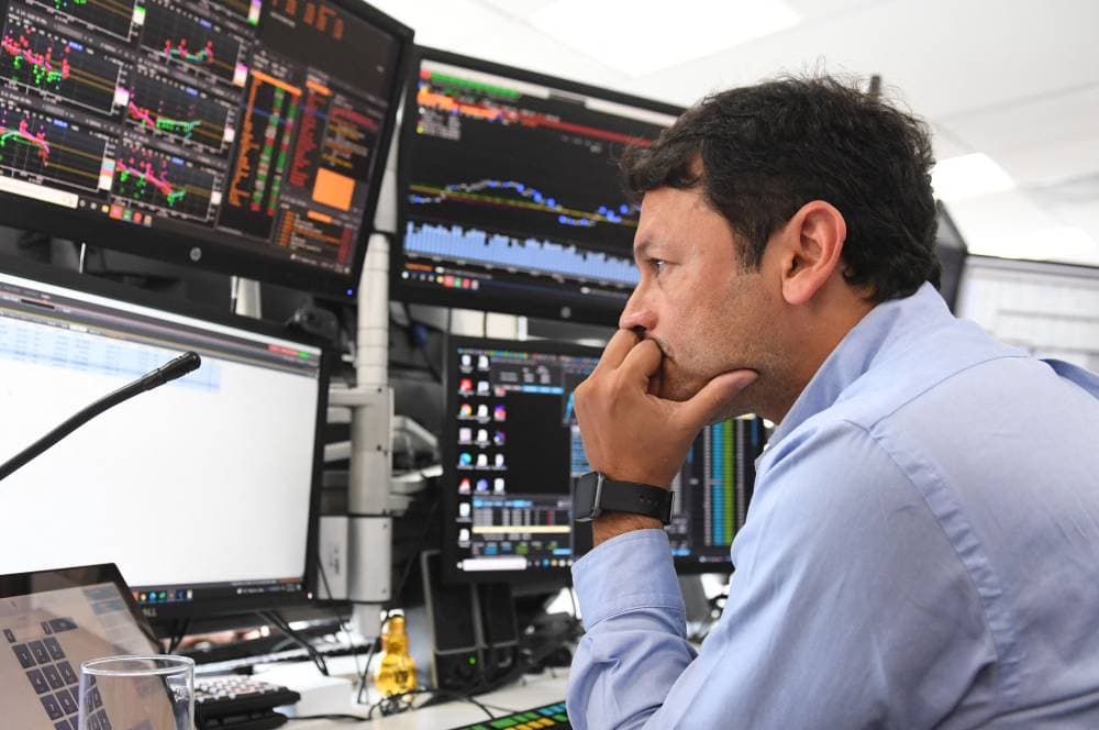 يتوقع 71% من المستثمرين أن تظل الفائدة وعائدات السندات من رقم آحاد متوسط. المصدر: رويترز