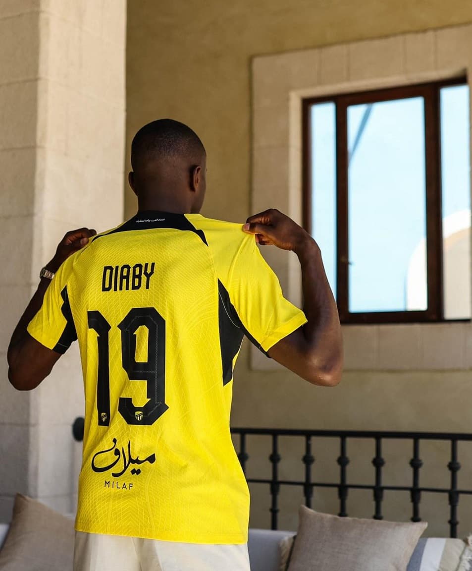 ديابي بقميص نادي الاتحاد بعد التوقيع له. (مركز الاتحاد الإعلامي)
