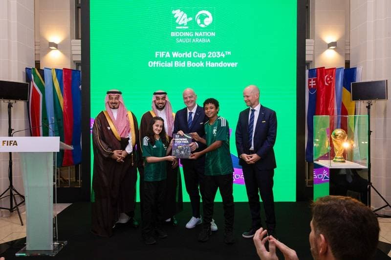 تسليم الوفد السعودي لملف استضافة كأس العالم 2034 للاتحاد الدولي لكرة القدم.
