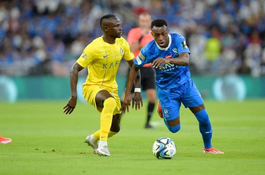 عبدالحميد وماني خلال نهائي كأس الملك في جدة الذي توج فيه الهلال بطلا.