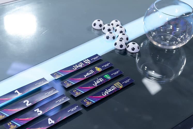 جانب من سحب قرعة نصف نهائي كأس السوبر السعودي. (كأس السوبر السعودي)