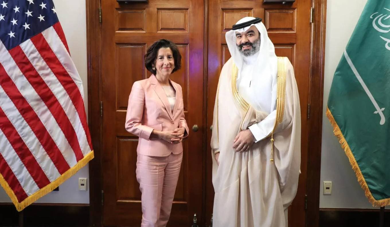 وزير الاتصالات خلال لقائه وزيرة التجارة الأمريكية في واشنطن. واس