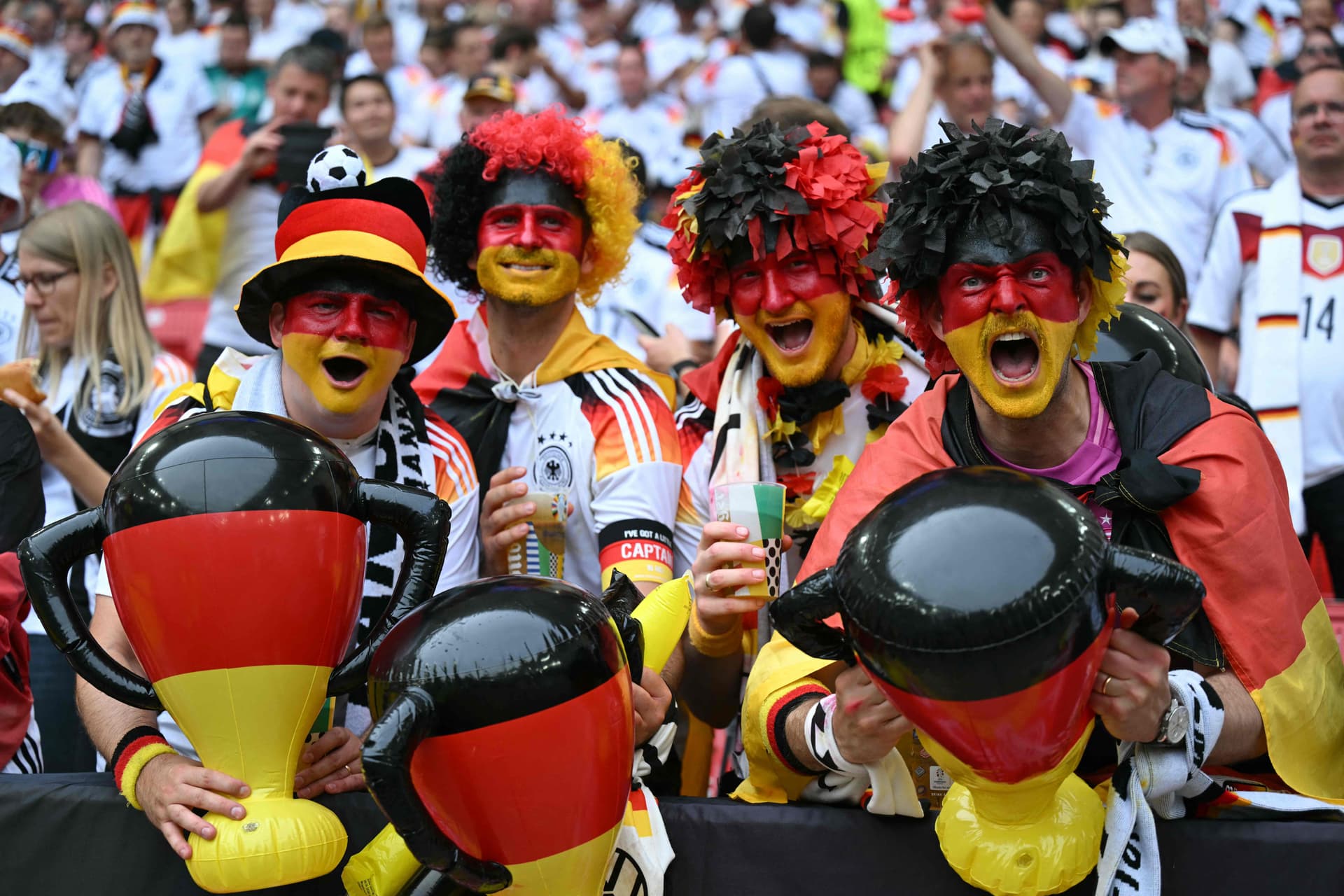 جماهير ألمانية تهتف خلال منافسات "يورو 2024" قبل انطلاق مباراة إسبانيا اليوم. الفرنسية