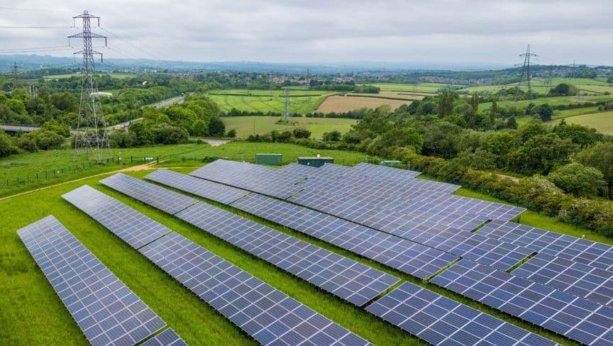 أبراج كهرباء إلى جانب ألواح شمسية في مزرعة للطاقة الشمسية بالقرب من تشيسترفيلد، المملكة المتحدة، يوم الإثنين 20 مايو 2024 - بلومبرغ