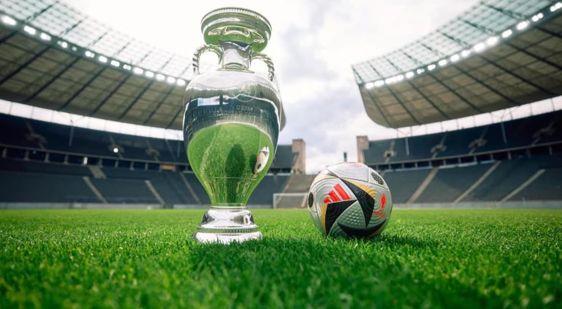 كرة المباراة الرسمية "FUSSBALLLIEBE FINALE". الاتحاد الاوروبي لكرة القدم