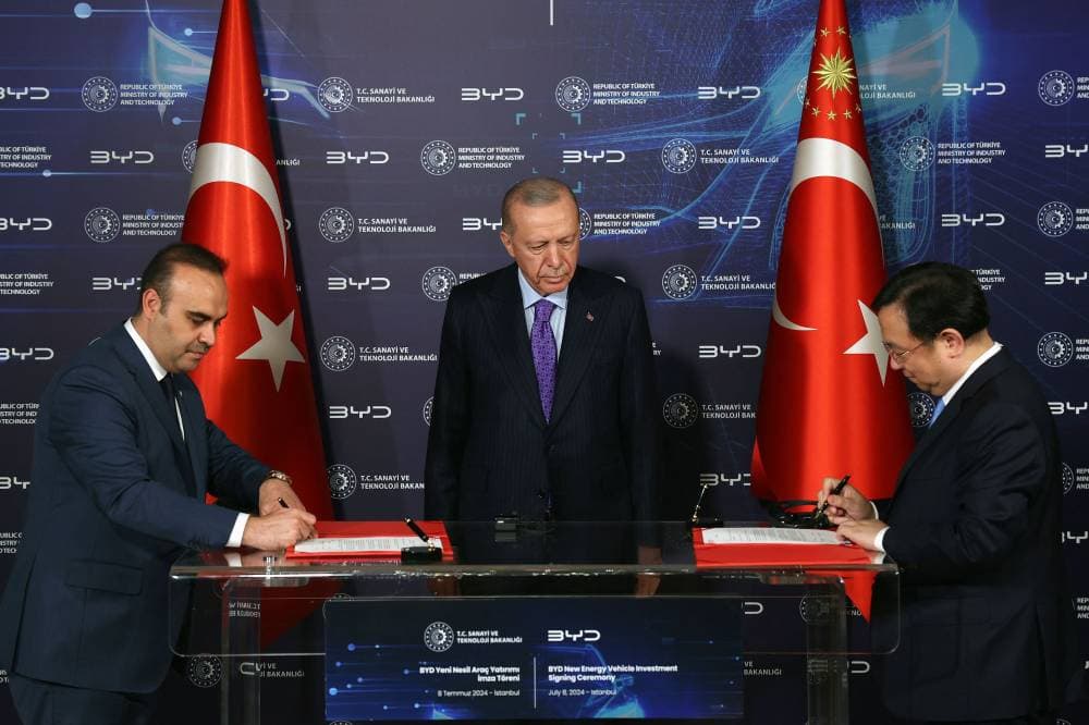 أردوغان خلال مراسم التوقيع على اتفاقية بناء المصنع. «الفرنسية»