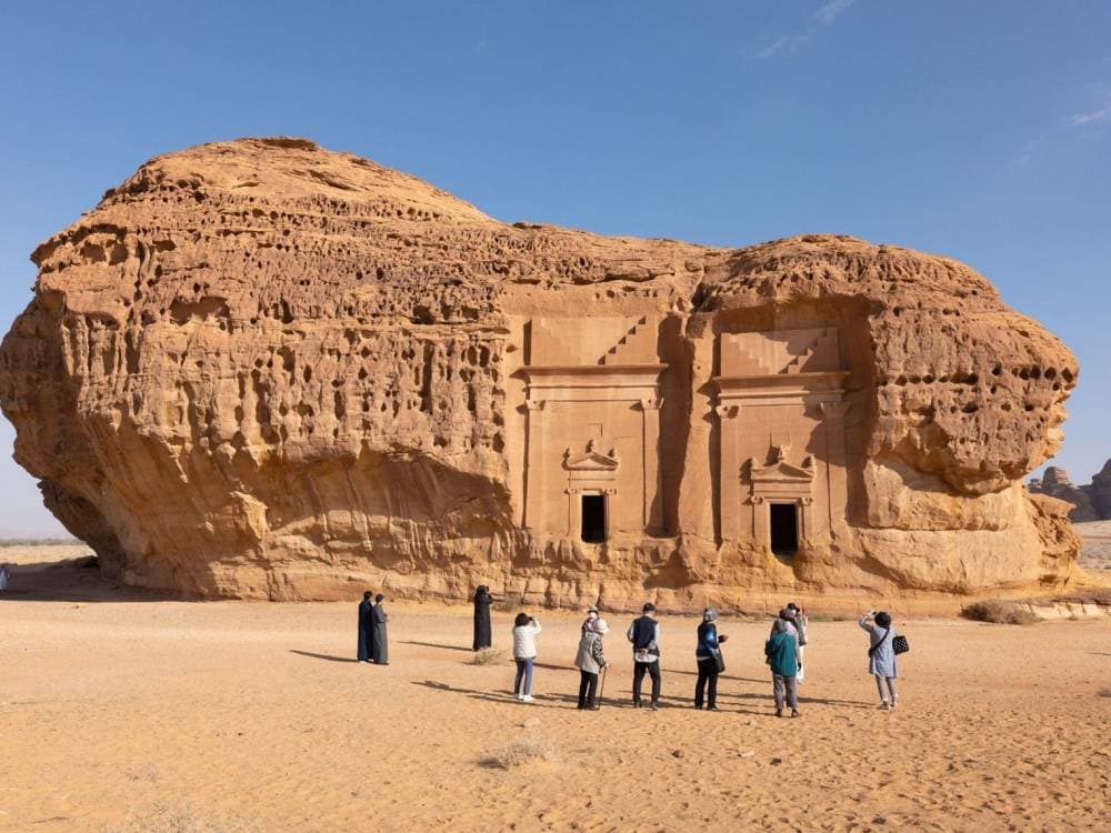 سياح في مدينة العلا السعودية