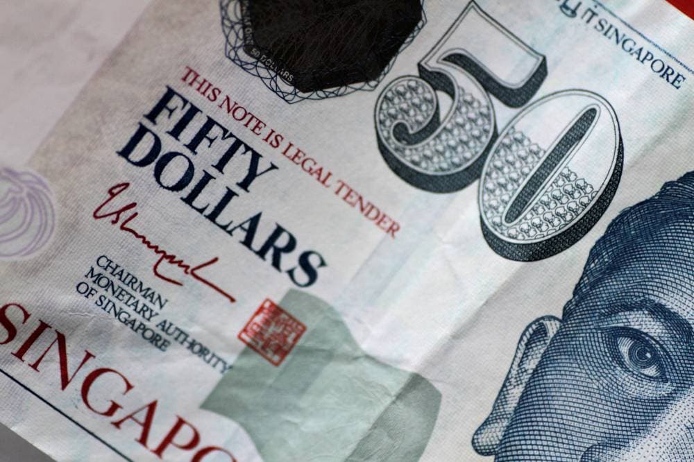 صورة توضيحية لورقة الدولار السنغافوري. رويترز
