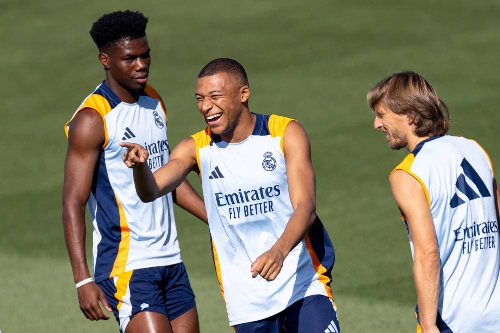 epaselect epa11552528 Real Madrid's Kylian Mbappe (C) shares a light moment with Aurelien Tchouameni (L) and Luka Modric during the team's training session at Valdebebas Sports City in Madrid, Spain, 17 August 2024, on the eve of their LaLiga soccer match against Mallorca. EPA/Daniel Gonzalez