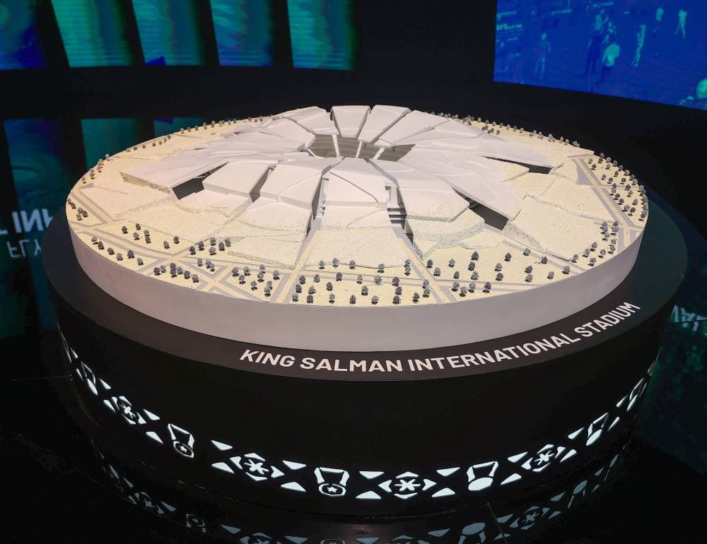 مجسم لاستاد الملك سلمان في الرياض الذي سيستضيف المباراتين الافتتاحية والنهائية للمونديال. تصوير: صالح الغنام "الاقتصادية"