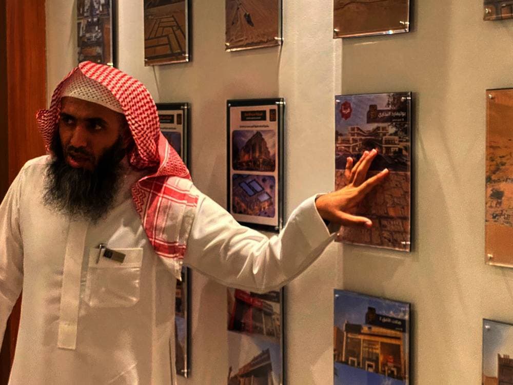 الاقتصادية خلال لقاء مع أحد ملاك الشركات العقارية في بريدة. 