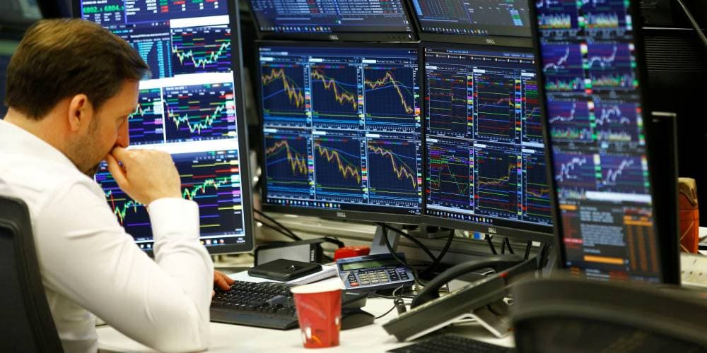 تنقسم صناديق الاستثمار الخاصة إلى 12 فئة بينها الأسهم وأدوات الدين. المصدر: رويترز