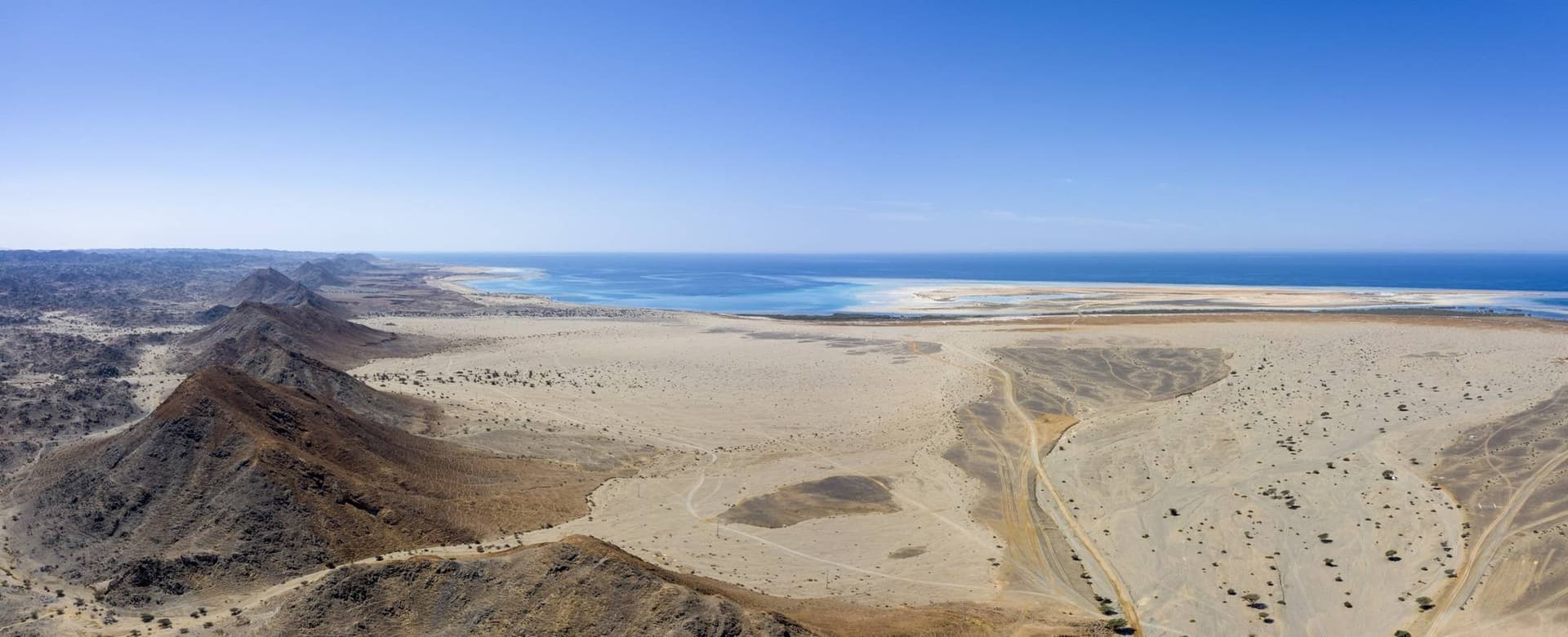 وادي يتصل بساحل البحر الأحمر في محمية الأمير محمد بن سلمان الملكية