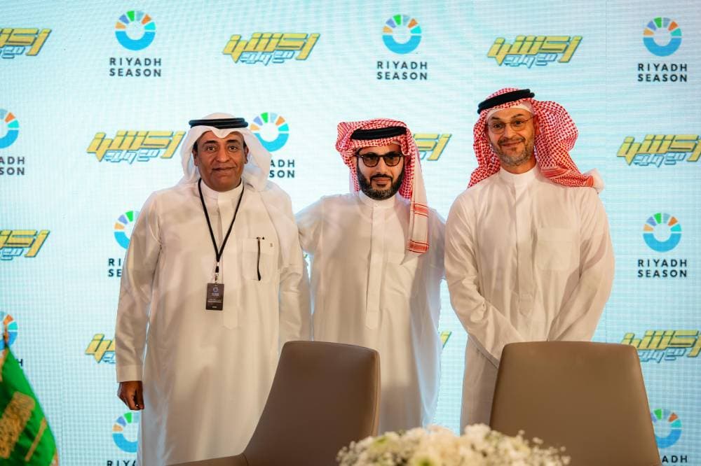 صورة من توقيع العقد في الرياض.