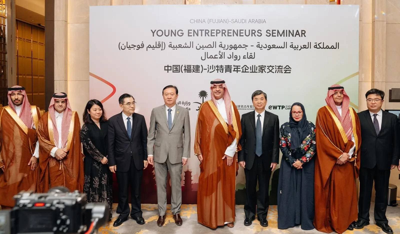 عبدالله المغلوث مساعد وزير الإعلام يتوسط حضور منتدى رواد الأعمال الإعلاميين السعودي - الصيني، اليوم. المصدر: واس