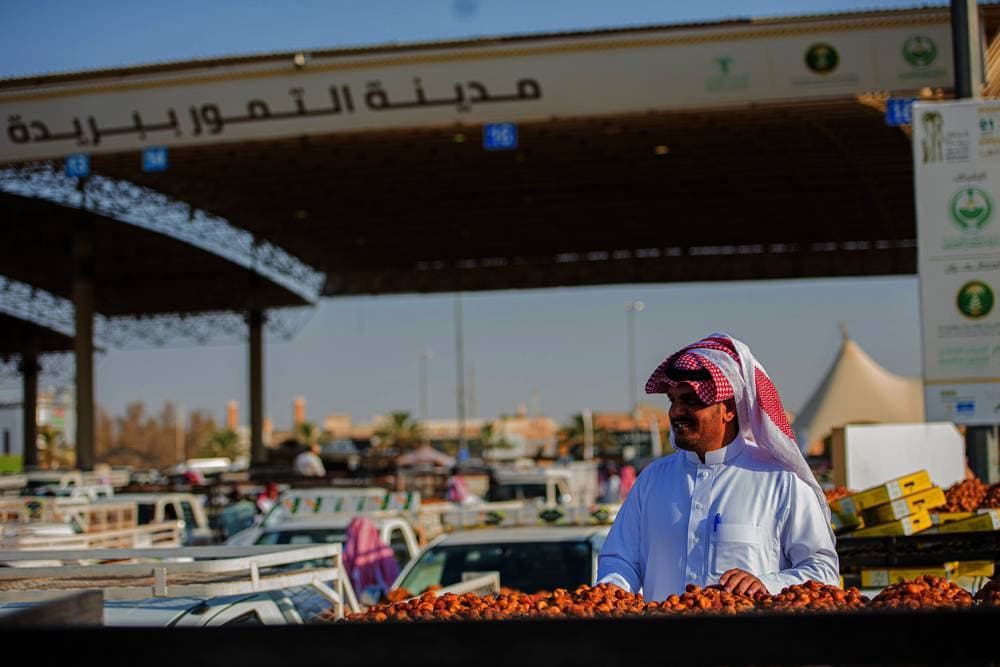 تتخطى رواتب الدلالين في مهرجان بريدة للتمور 30 ألف ريال شهريا. تصوير: الاقتصادية
