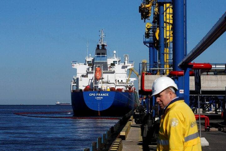 ضخ النفط في ناقلة نفط بمحطة المنتجات النفطية بمنطقة أوست لوغا في بحر البلطيق، روسيا. "رويترز"