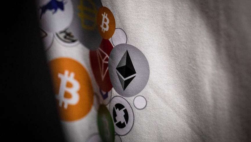 شعارا "بيتكوين" و"إيثريوم" على قميص. "بلومبرغ"