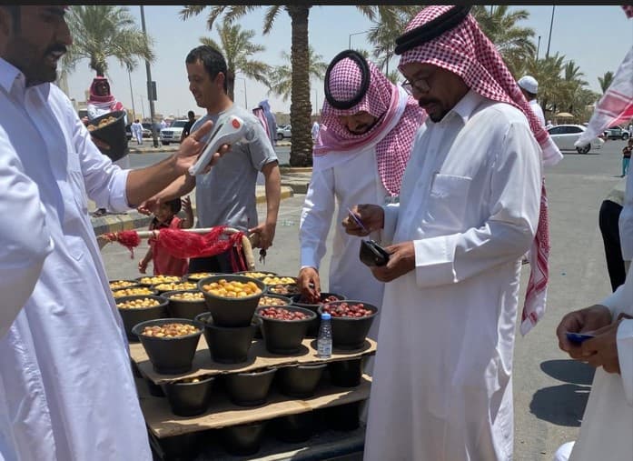 تراجع سعر كرتون التمر السكري الذي يزن نحو 3 كيلوجرامات إلى 25 ريالا. «الاقتصادية»