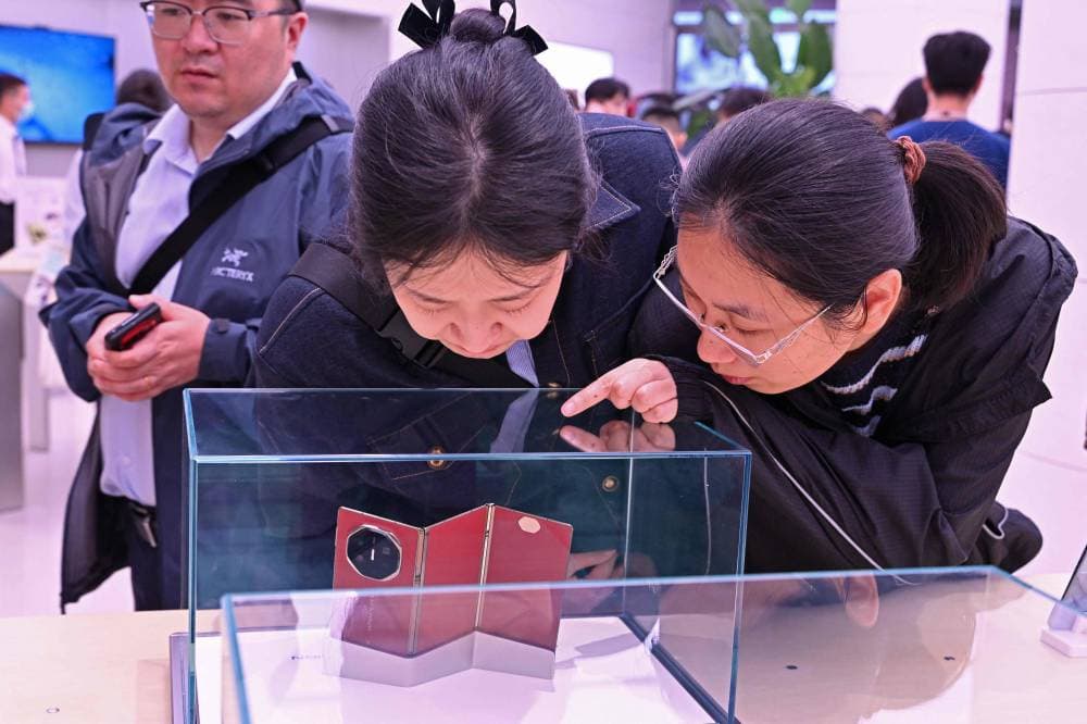 هاتف هواوي "ميت إكس تي" قابل للطي 3 مرات. "الفرنسية"