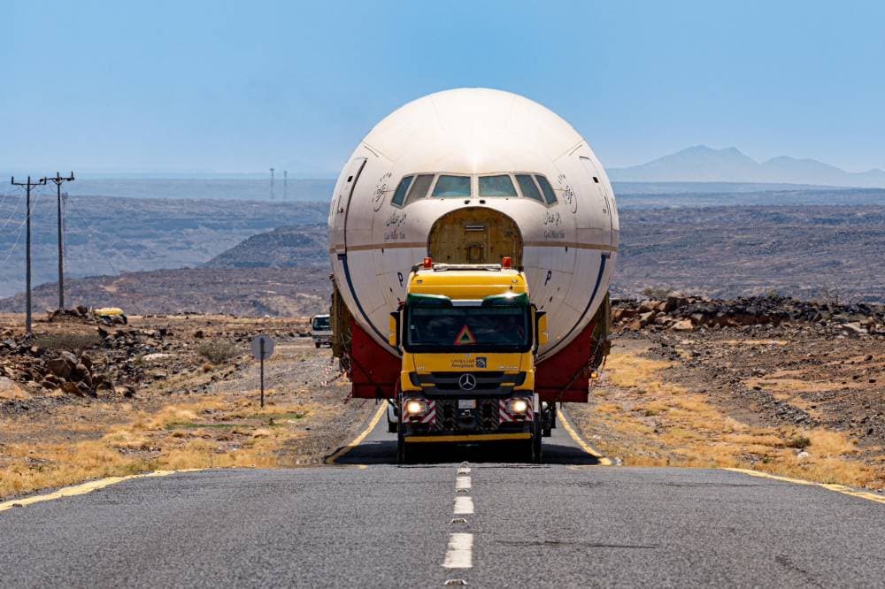 الطائرات محمولة على الشاحنات بعد خروجها من جدة. صورة متداولة