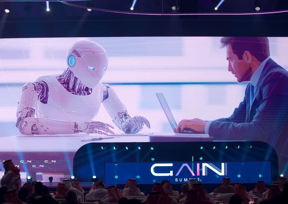 ولدت فكرة مشروع "وجوه GAIN" لاستكشاف العلاقة بين الإنسان والآلة خلال القمة. تصوير: نايف العتيبي "الاقتصادية"