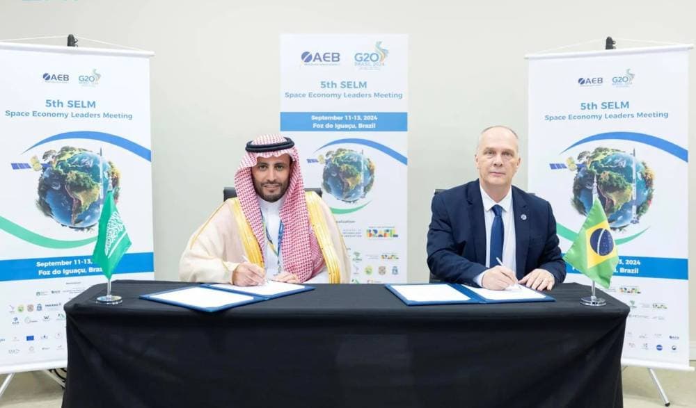 جانب من توقيع اتفاقية التعاون بين السعودية والبرازيل في استكشاف الفضاء للأغراض السلمية. "واس"