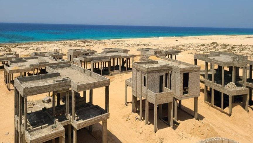 وحدات سياحية تحت الإنشاء في مشروع "جون" التابع لشركة سوديك بالساحل الشمالي في مصر. "اقتصاد الشرق مع بلومبرغ"