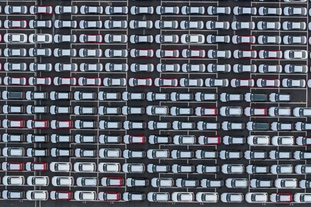 سيارات مصطفة لتحميلها على سفينة شحن في مقاطعة جيانجسو الصينية الشهر الماضي. "الفرنسية"