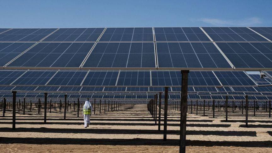 الألواح الشمسية في محطة الظفرة للطاقة الشمسية في أبوظبي. "بلومبرغ"
