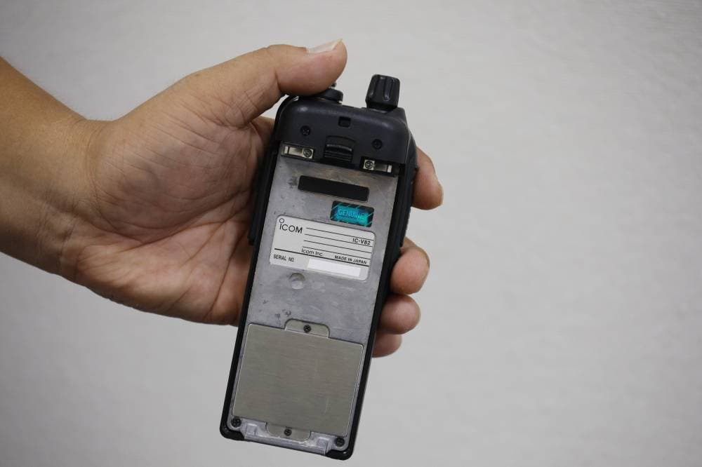 مسؤول في أيكوم اليابانية يعرض أحد الأجهزة المصنعة من الشركة