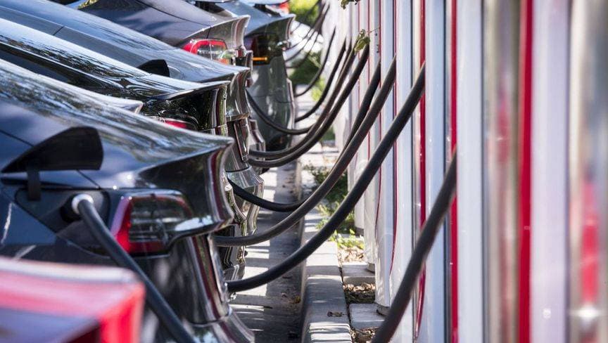 محطة شحن فائق السرعة للسيارات الكهربائية في كاليفورنيا. "بلومبرغ"