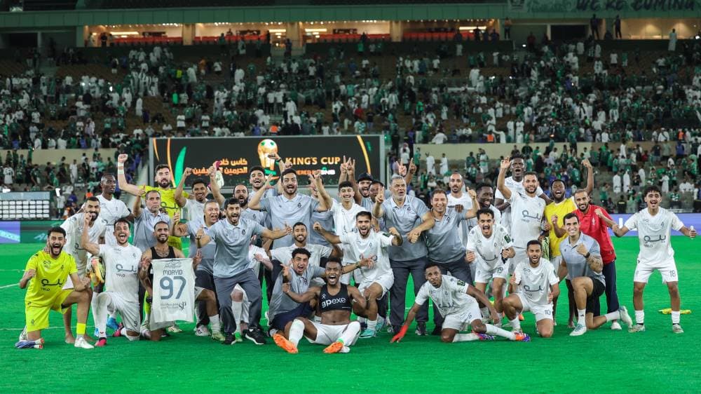 لاعبو الجندل يعبرون عن فرحتهم بعد تخطي الأهلي في كأس الملك. "اتحاد الكرة"