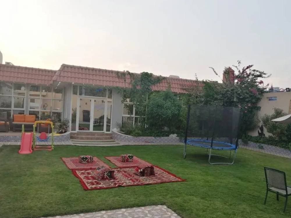 تقوم الهيئة العامة للعقار بإعداد نموذج للعقود الإيجارية الخاصة بنشاط الاستراحات التجارية. 