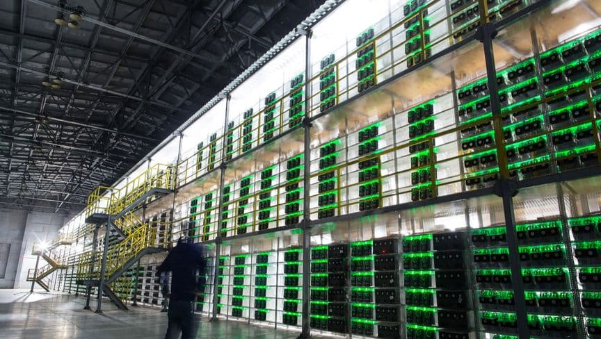 معدات تعدين العملات المشفرة داخل موقع "بت ريفر" في روسيا. "بلومبرغ"