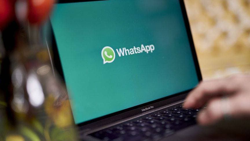 شعار "واتساب" المملوكة لـ"فيسبوك" على شاشة كمبيوتر محمول. "بلومبرغ"